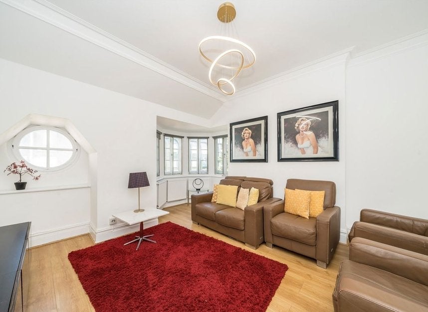 Flat Hammersmith Road in Greater London