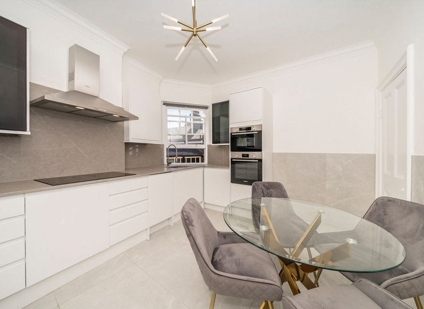 Flat Hammersmith Road in Greater London