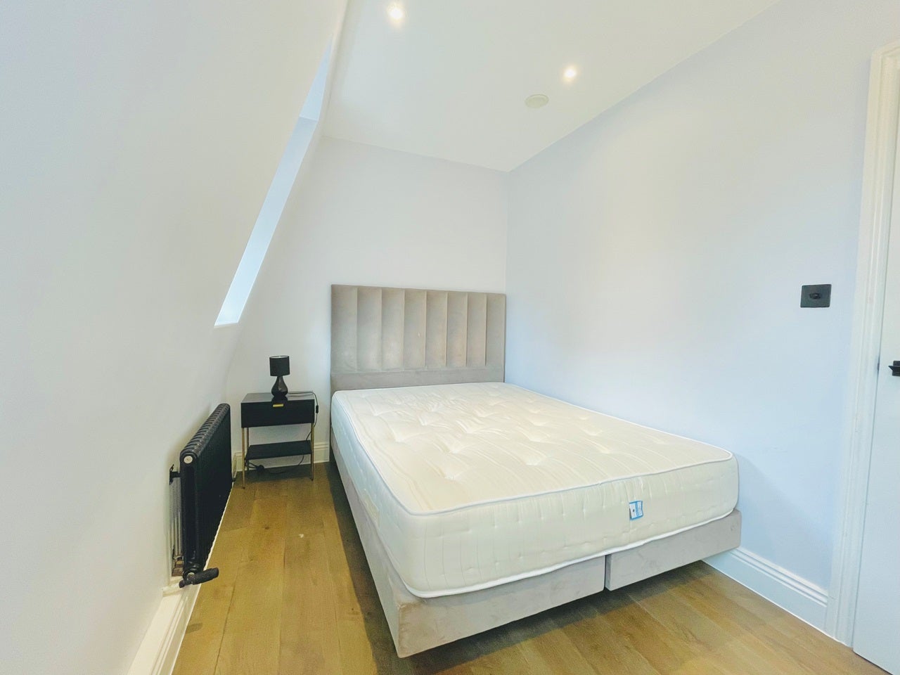 Flat Vauxhall Bridge Road in City of Westminster