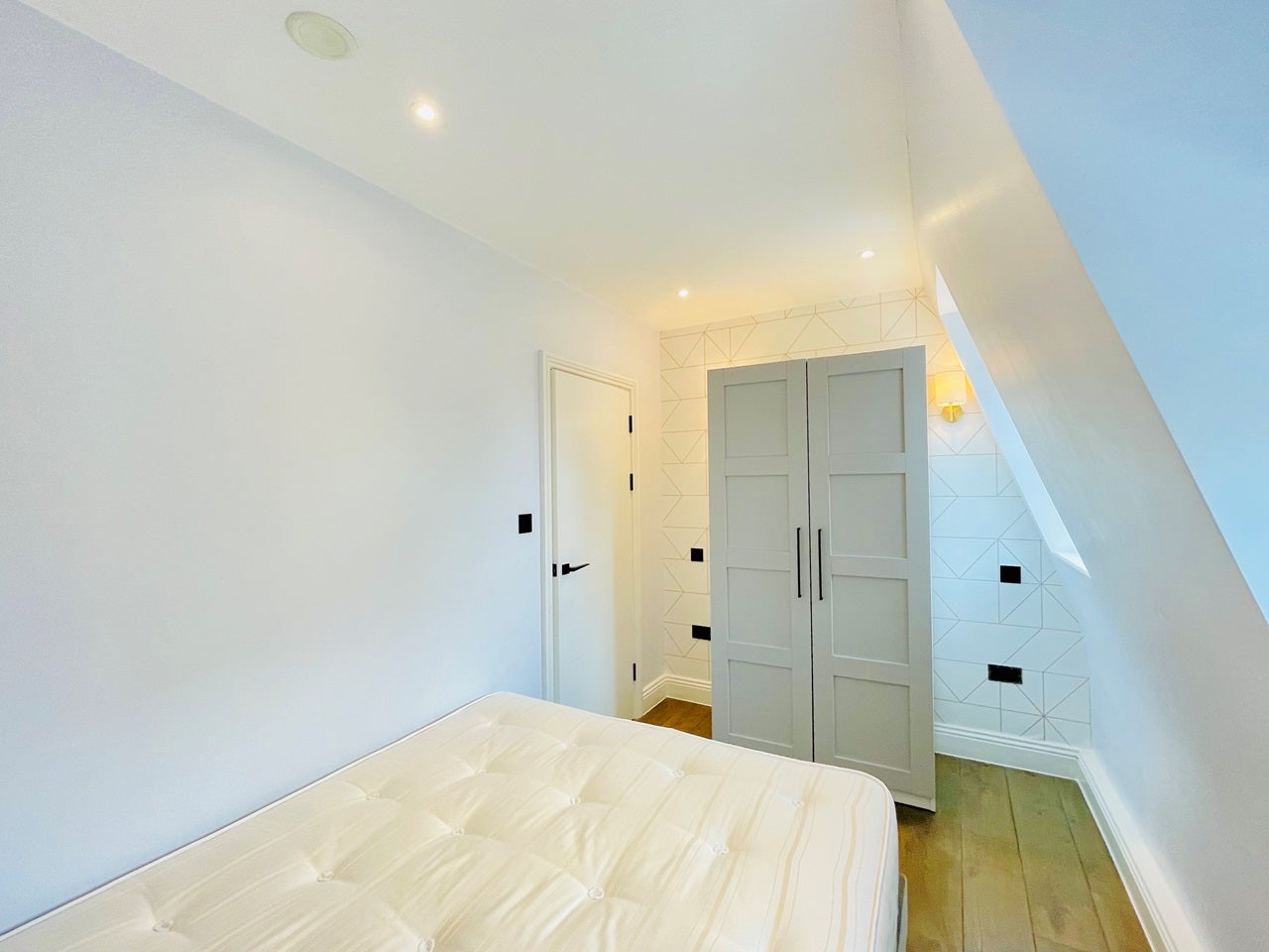 Flat Vauxhall Bridge Road in City of Westminster
