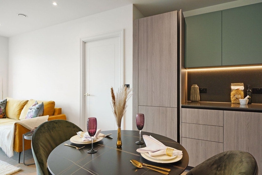 Flat Potters Road in Greater London
