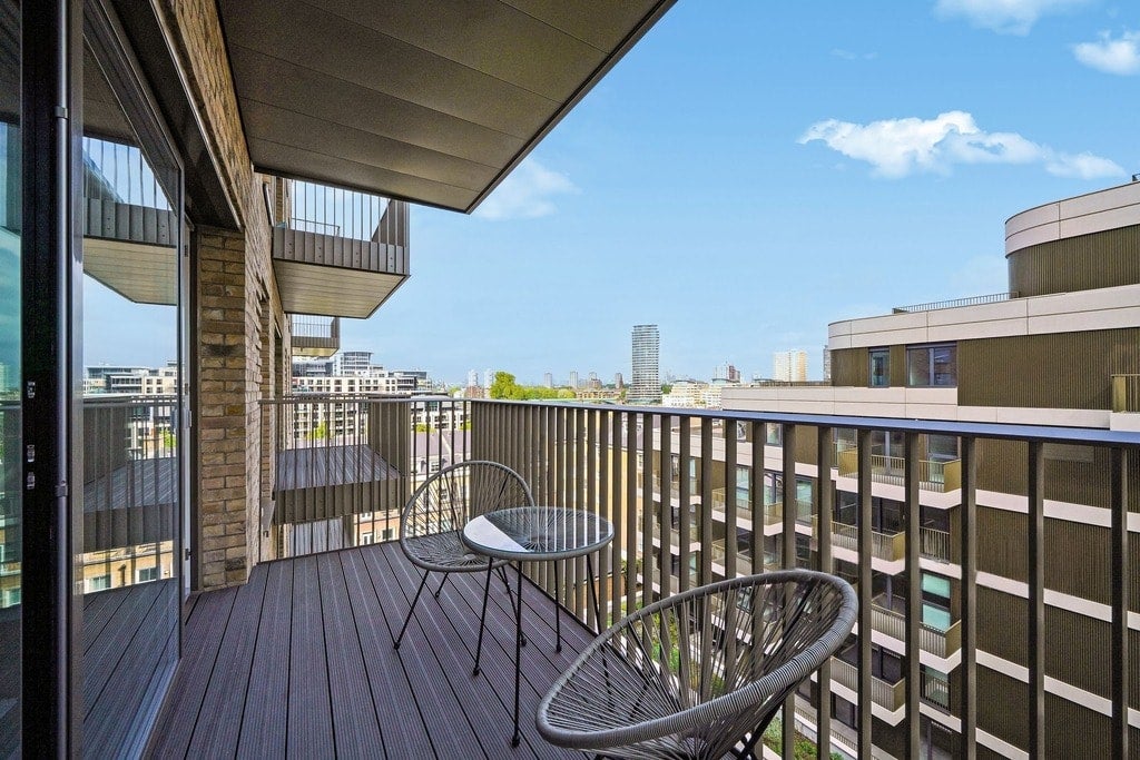 Flat Potters Road in Greater London