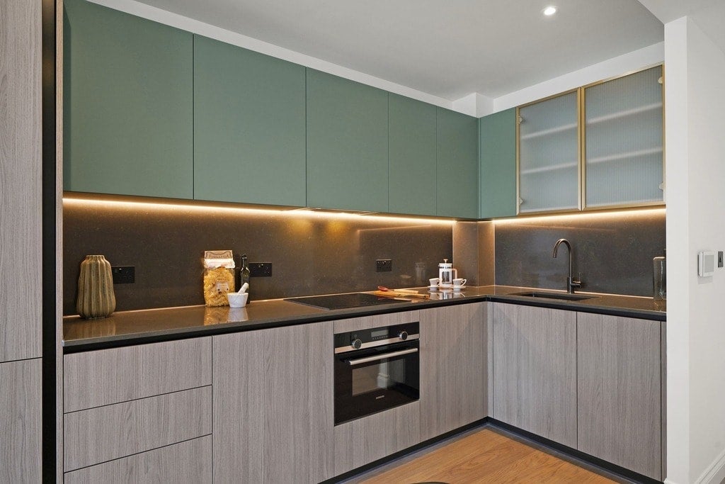 Flat Potters Road in Greater London