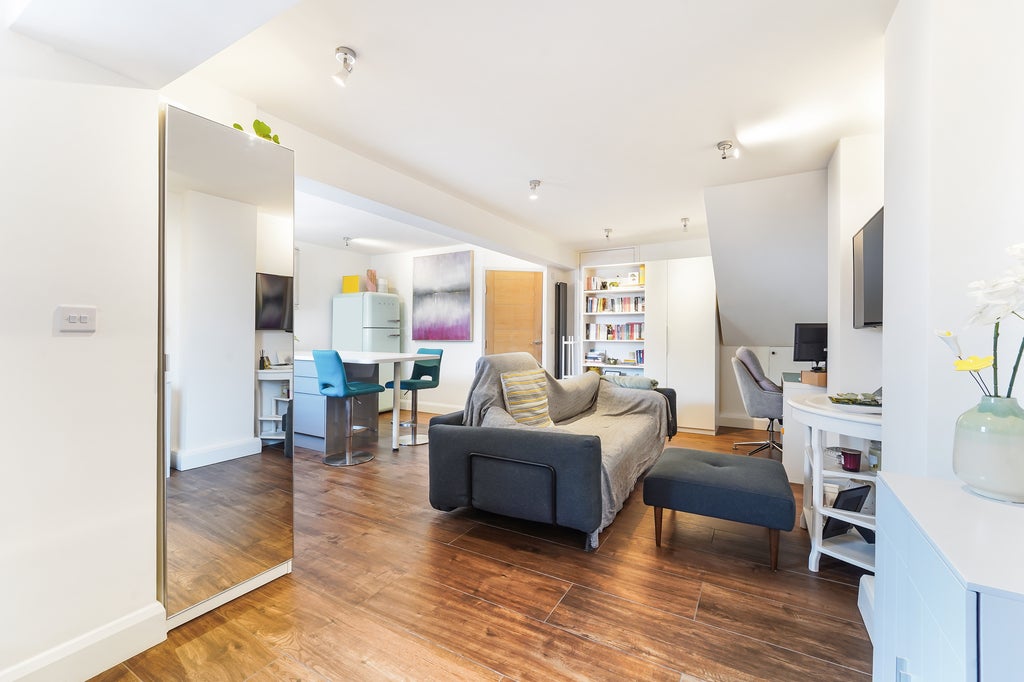 Flat Pine Grove in Greater London