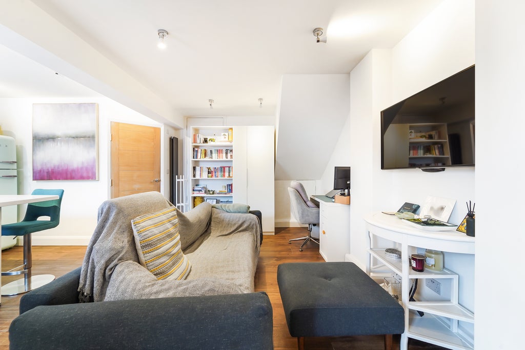 Flat Pine Grove in Greater London