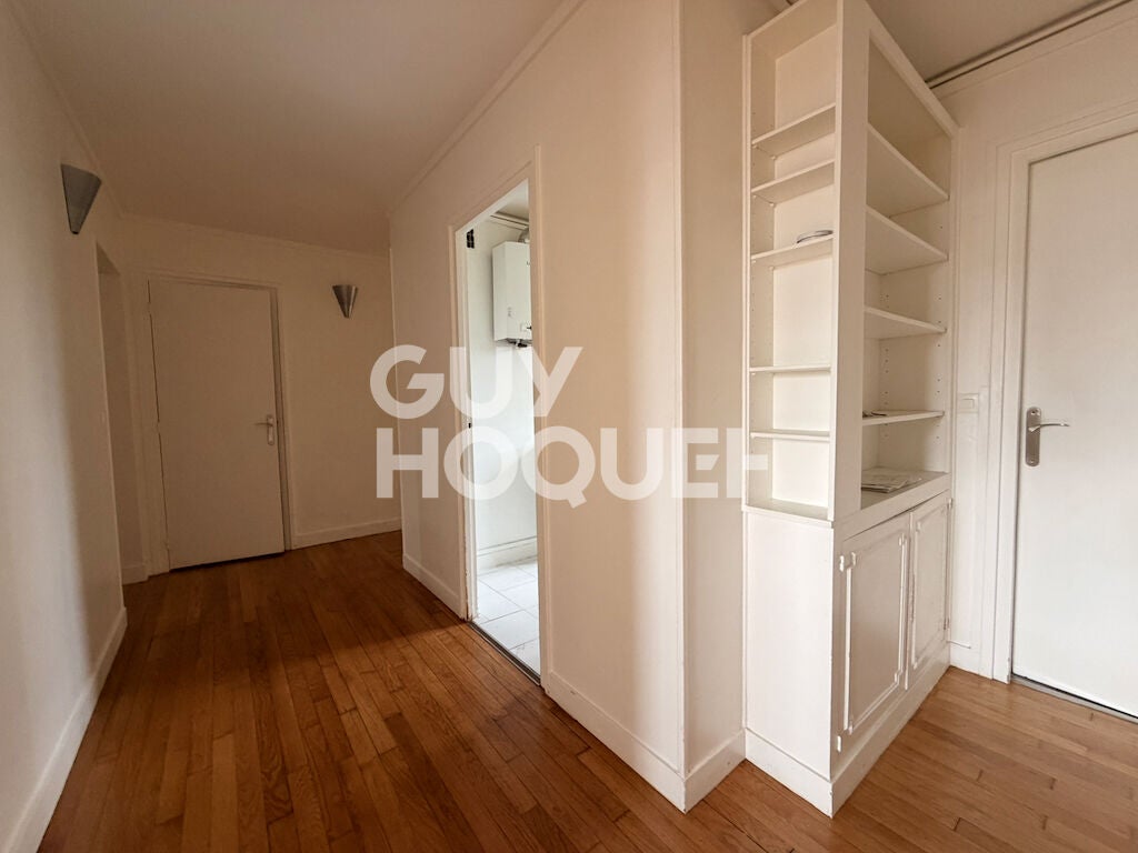 Flat Avenue Marceau in Courbevoie