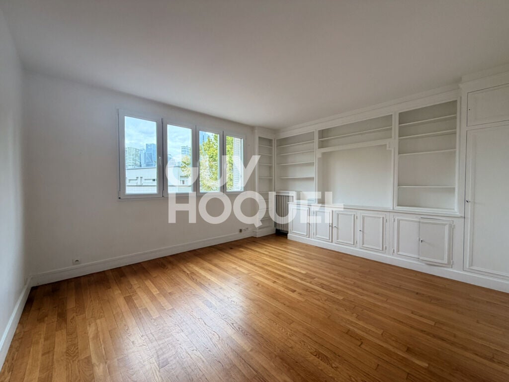 Flat Avenue Marceau in Courbevoie