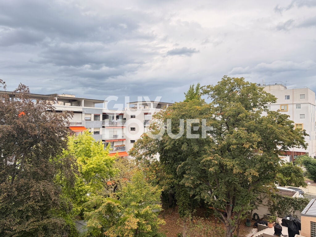 Flat Avenue Marceau in Courbevoie