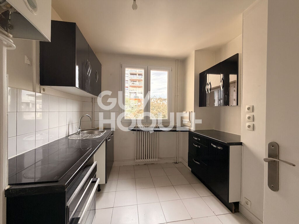 Flat Avenue Marceau in Courbevoie