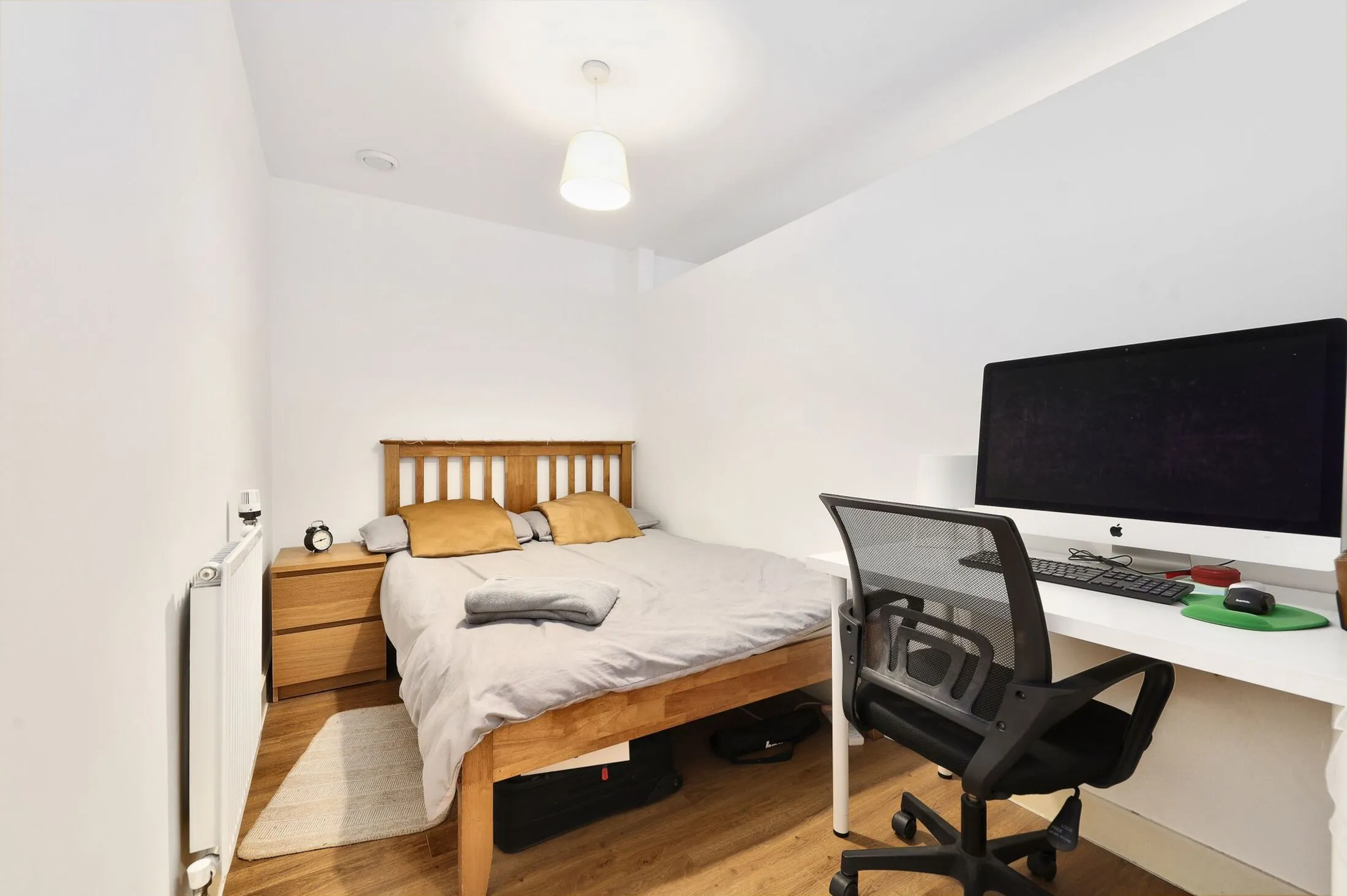 Flat Cornmill Lane in Greater London