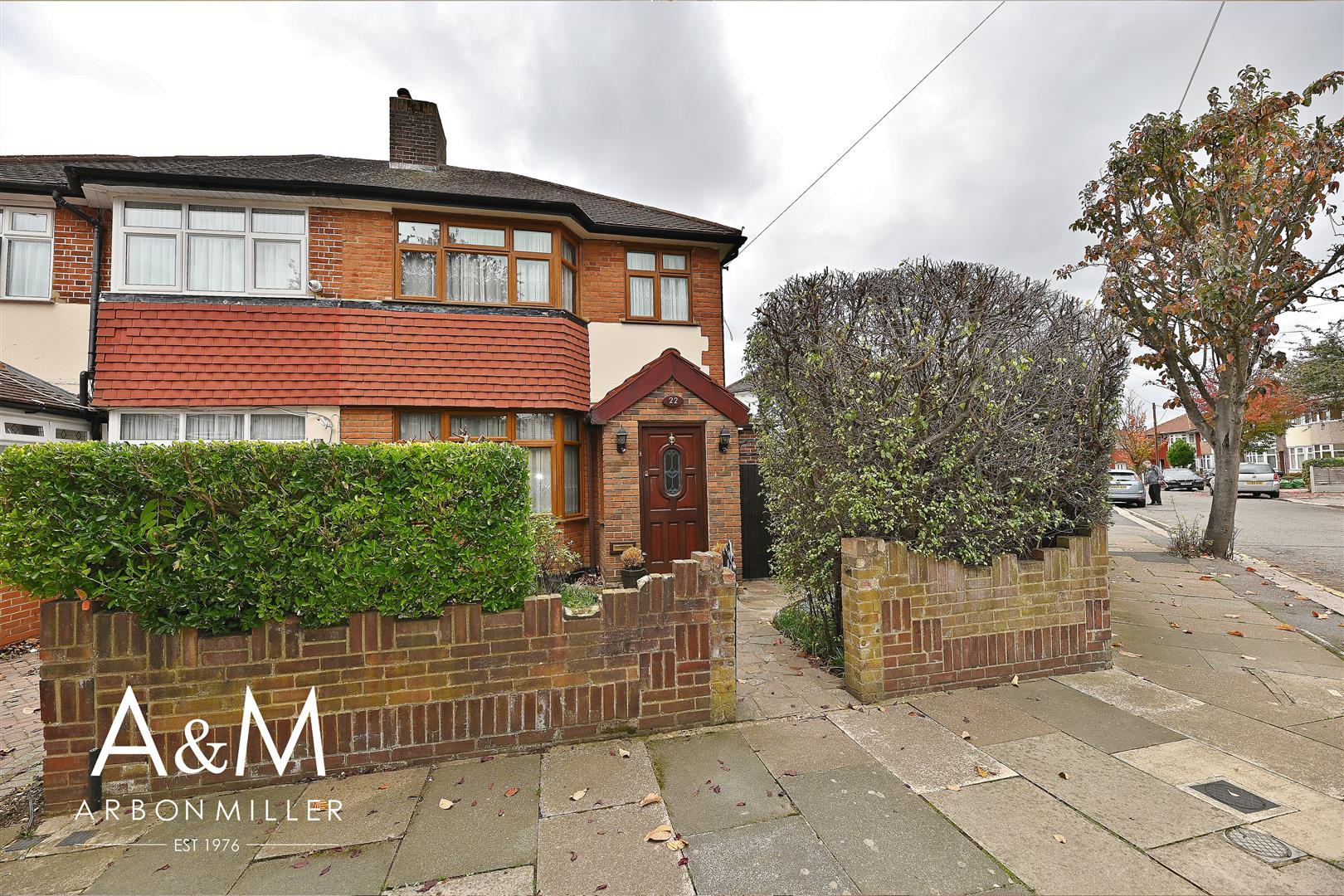Room Maypole Crescent in Greater London