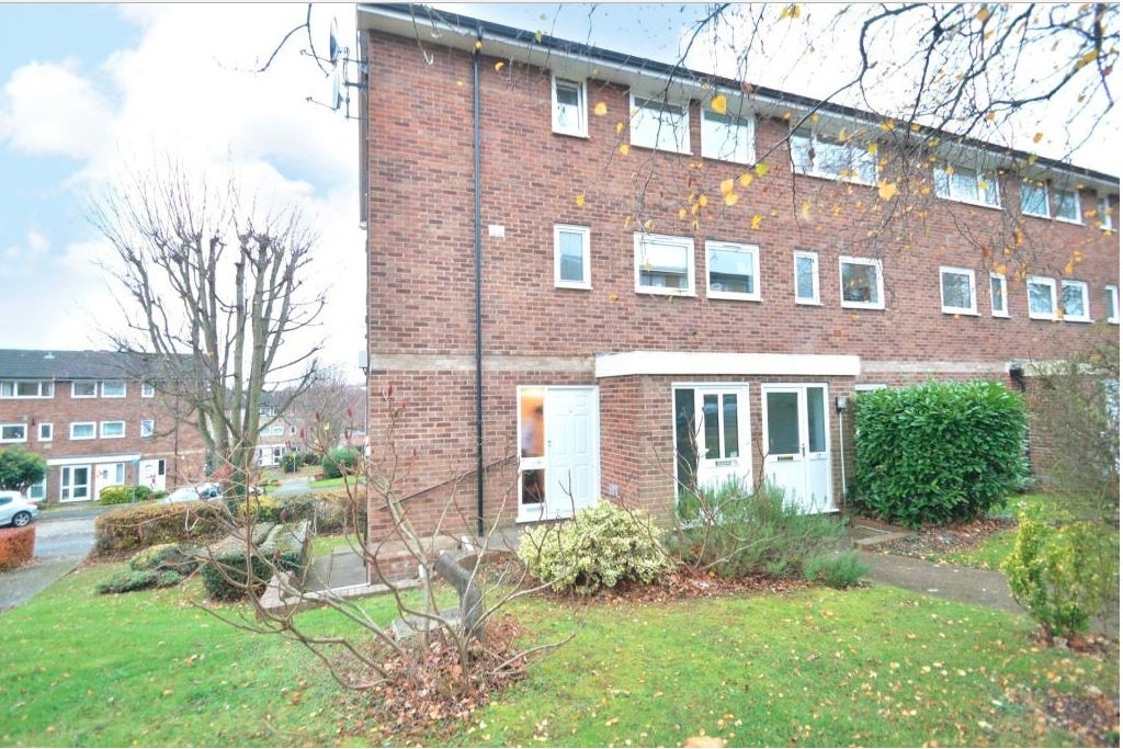 Flat Denham Close in Maidenhead