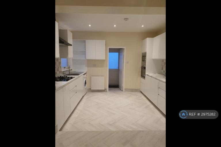 Room Sandringham Road in Watford