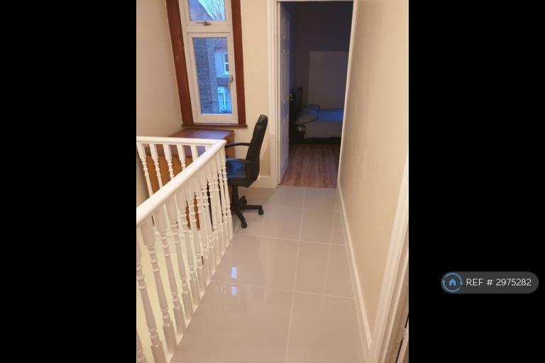 Room Sandringham Road in Watford