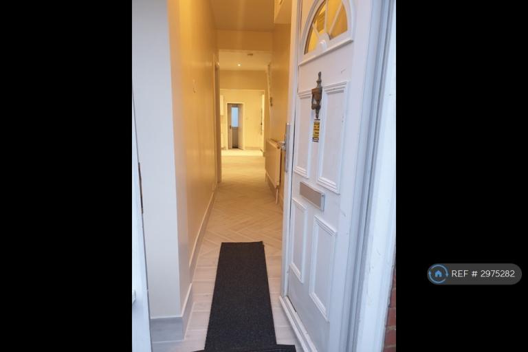 Room Sandringham Road in Watford