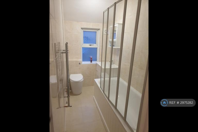 Room Sandringham Road in Watford