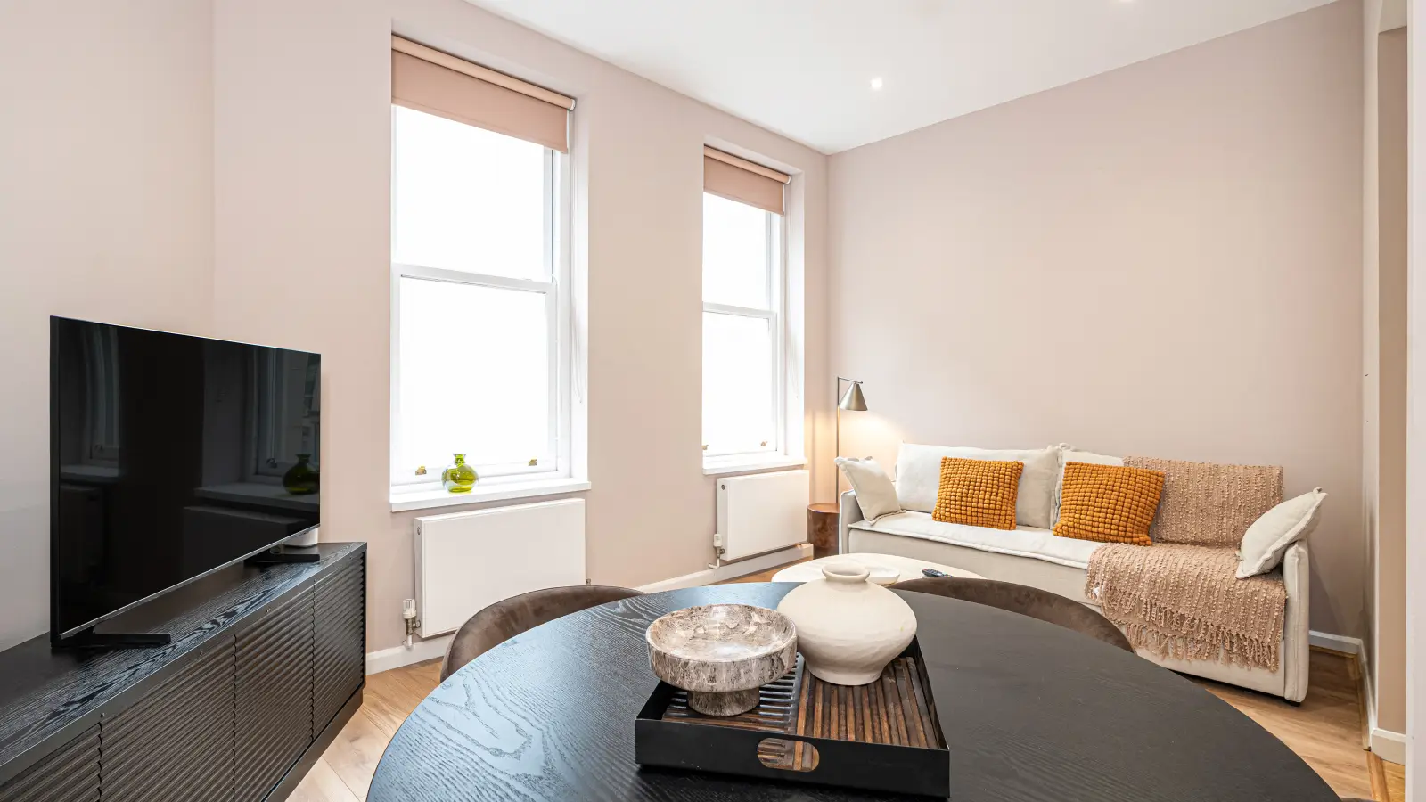 Flat Holyrood Street in Greater London