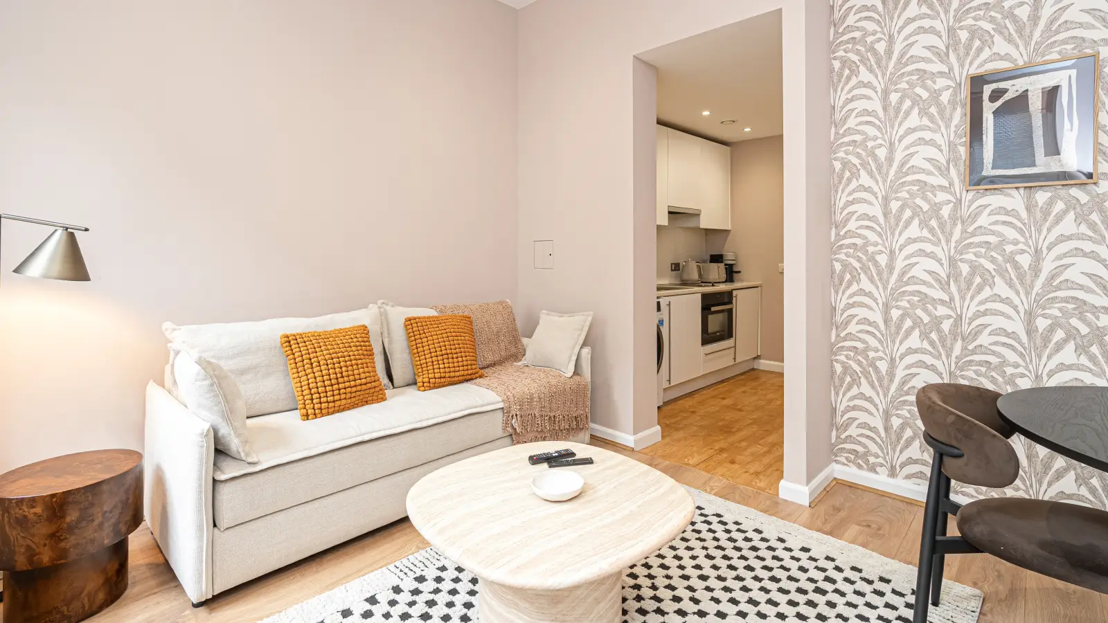 Flat Holyrood Street in Greater London