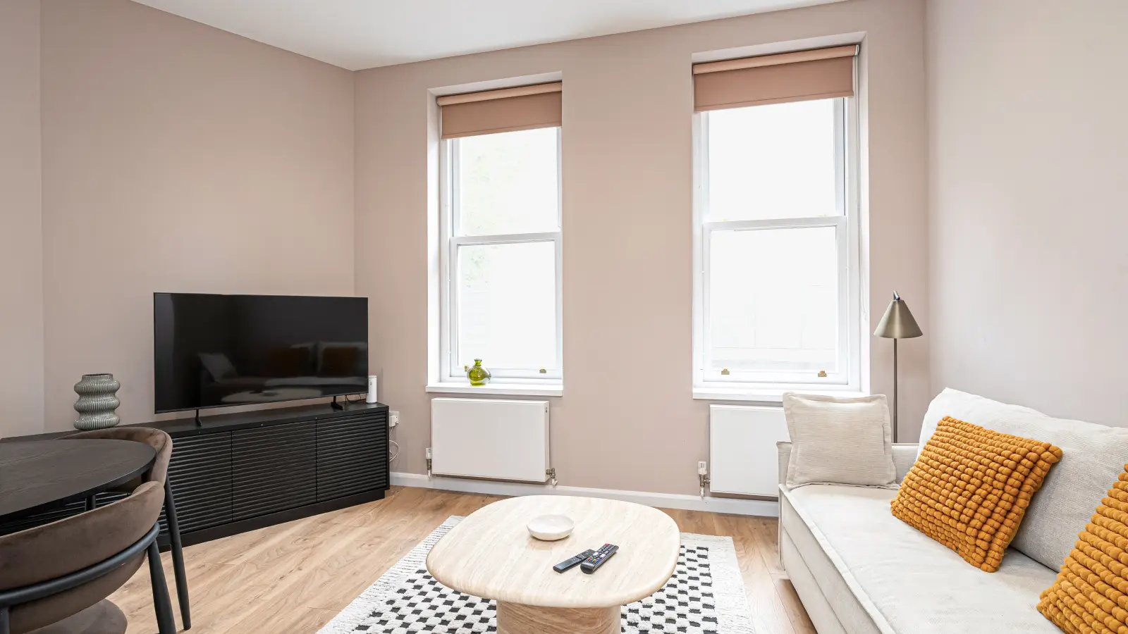 Flat Holyrood Street in Greater London