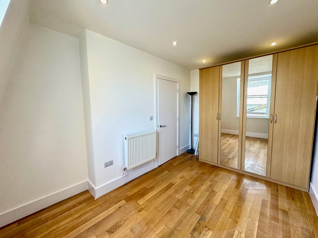 Flat Navigator Square in Greater London