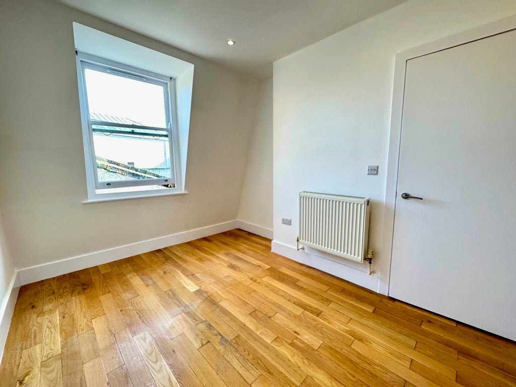 Flat Navigator Square in Greater London
