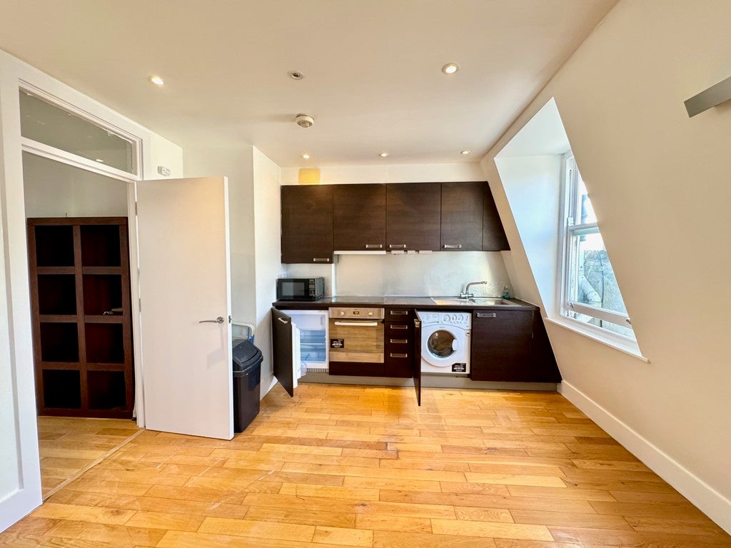 Flat Navigator Square in Greater London