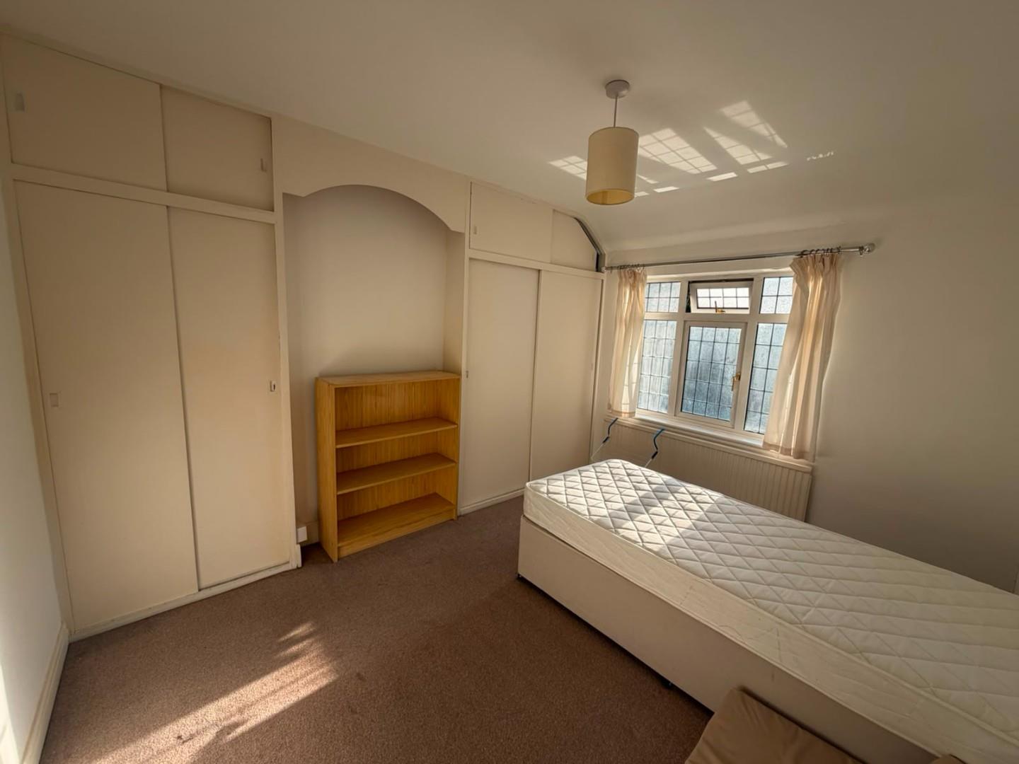 Flat Esher Road in Elmbridge