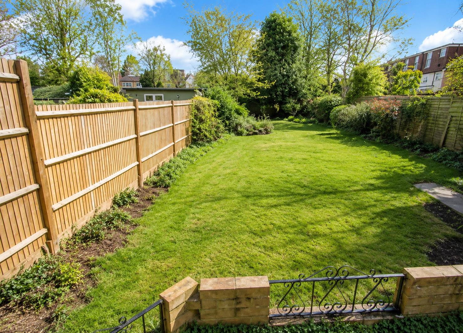 Flat Esher Road in Elmbridge