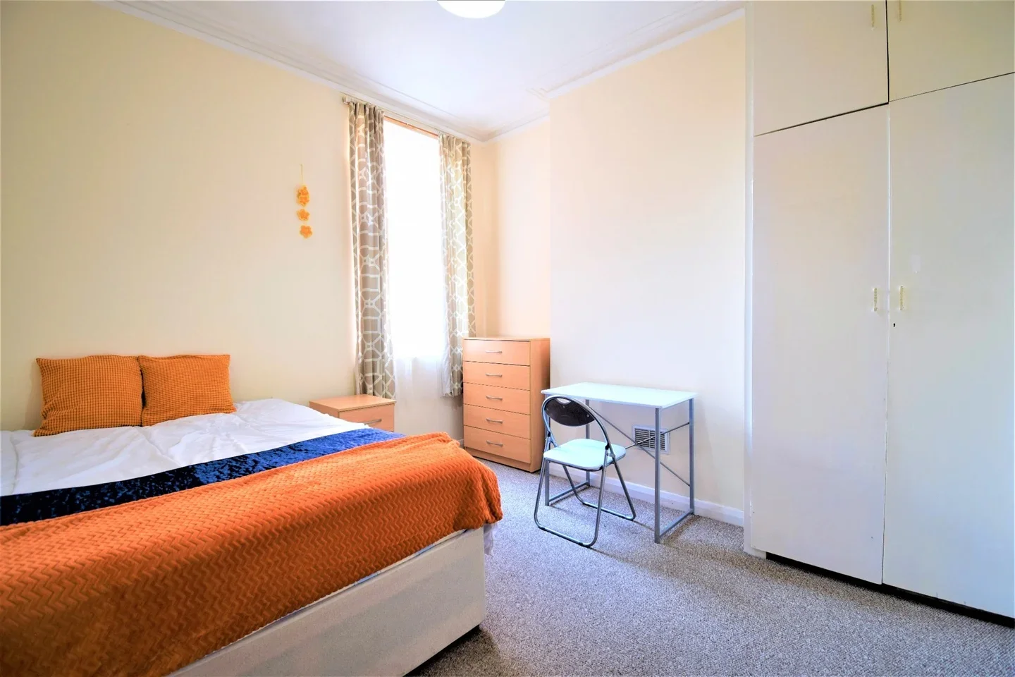 Room Pine Road in Greater London