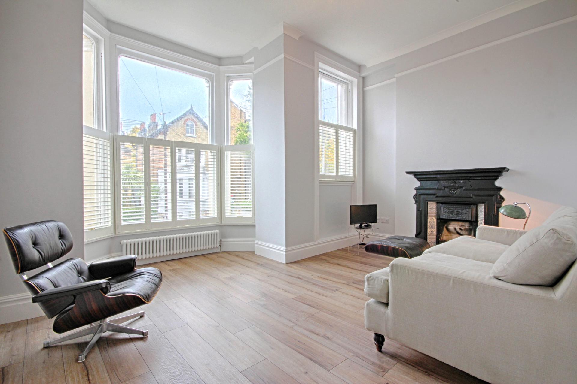 Flat Elsynge Road in Greater London