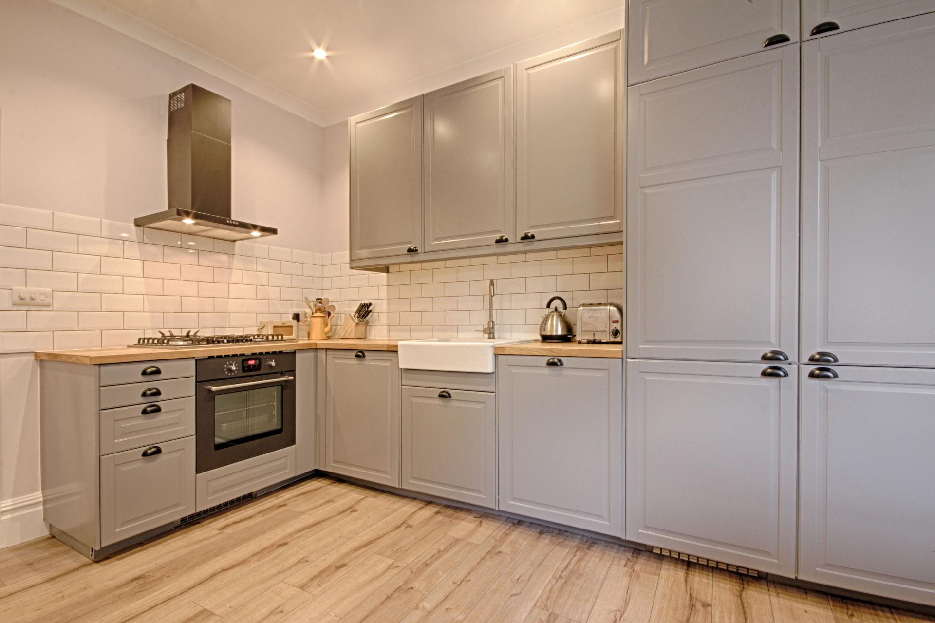 Flat Elsynge Road in Greater London