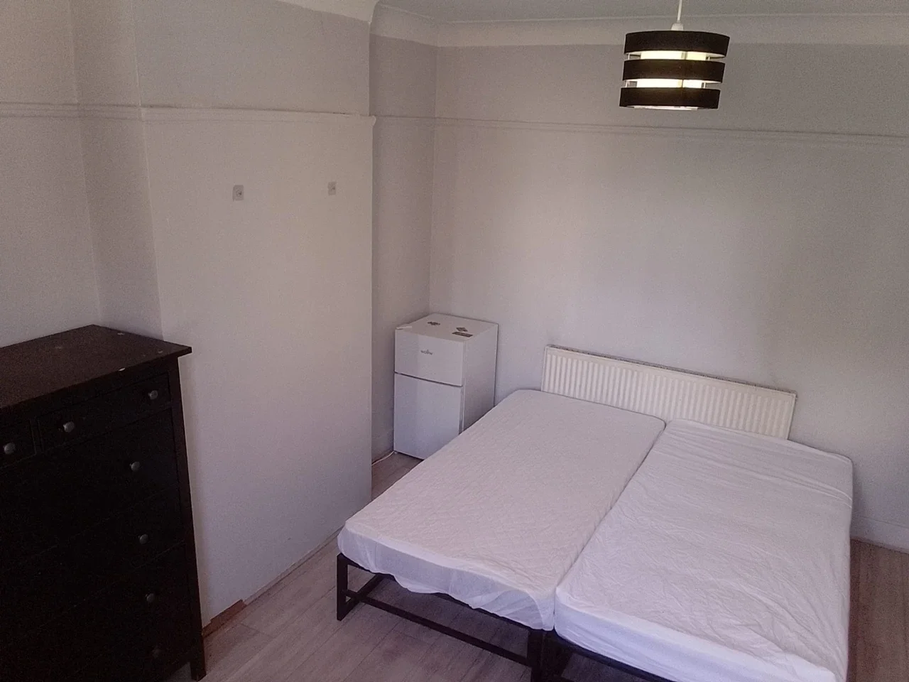 Room Wellington Road in Greater London