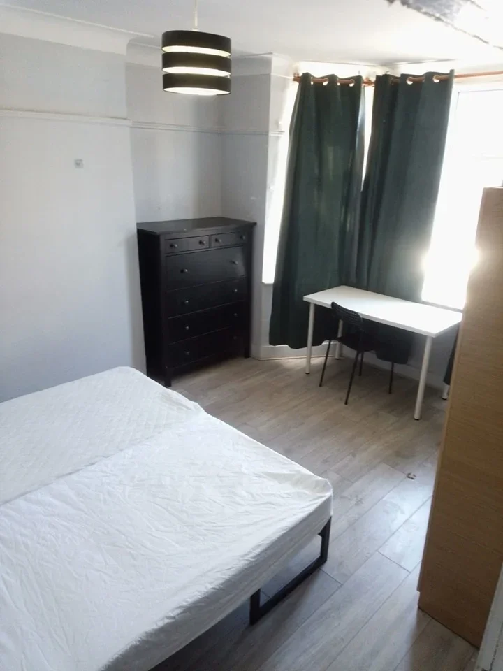 Room Wellington Road in Greater London