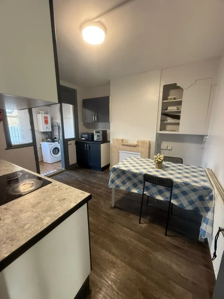 Room Wellington Road in Greater London