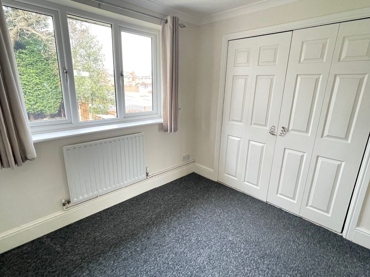Flat Bembridge Close in Wolverhampton