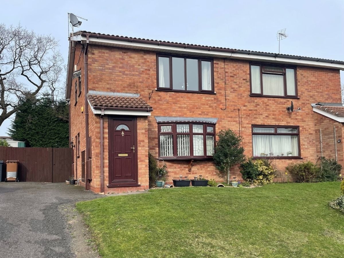 Flat Bembridge Close in Wolverhampton