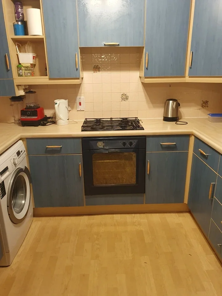 Room Woodpecker Close in Bradford