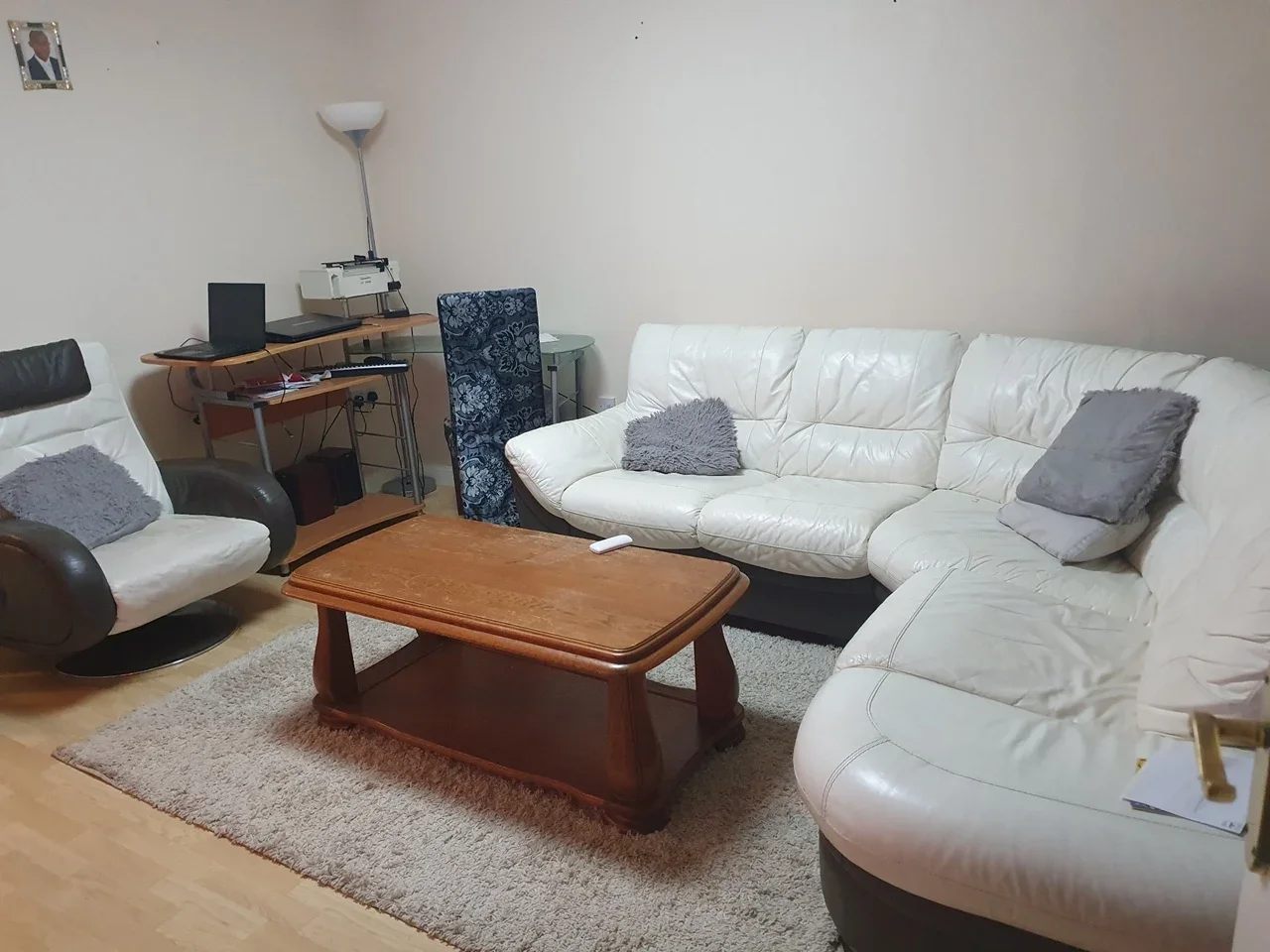 Room Woodpecker Close in Bradford