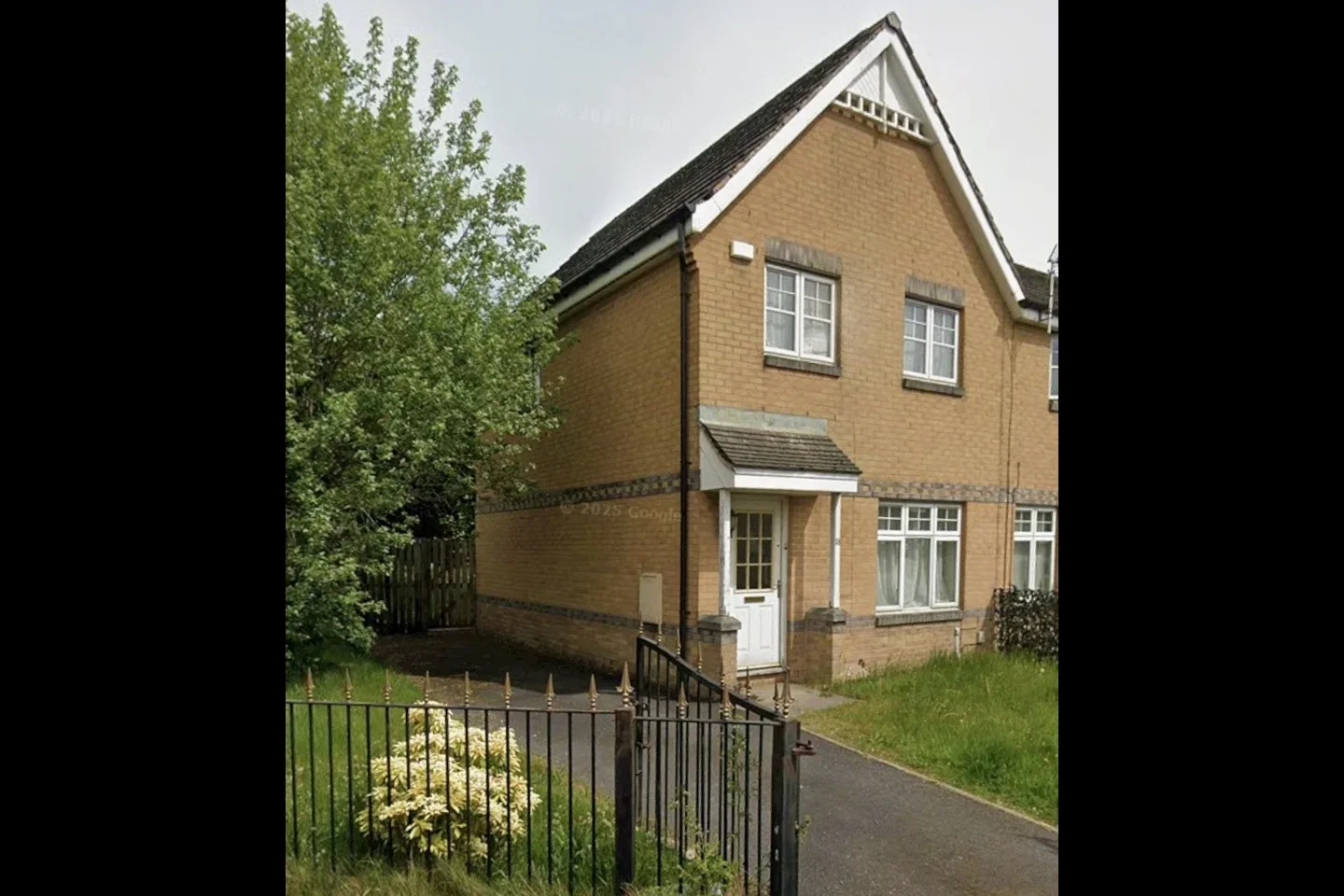 Room Woodpecker Close in Bradford