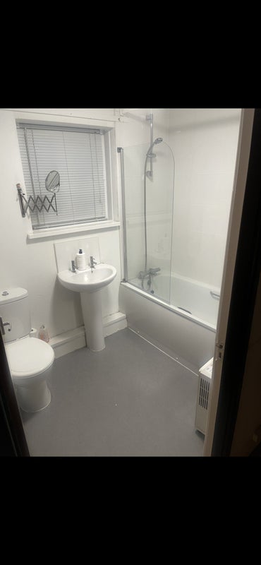 Room Lower Moss Lane in Manchester