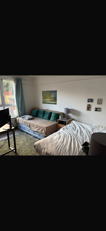 Room Lower Moss Lane in Manchester