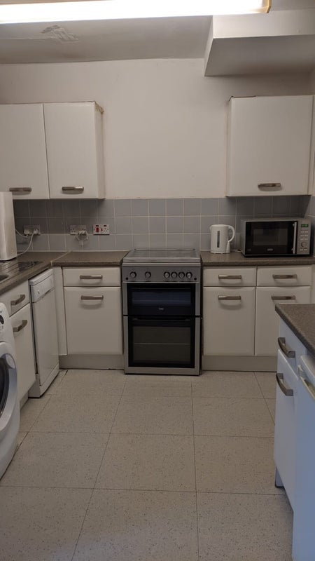 Room Lower Moss Lane in Manchester
