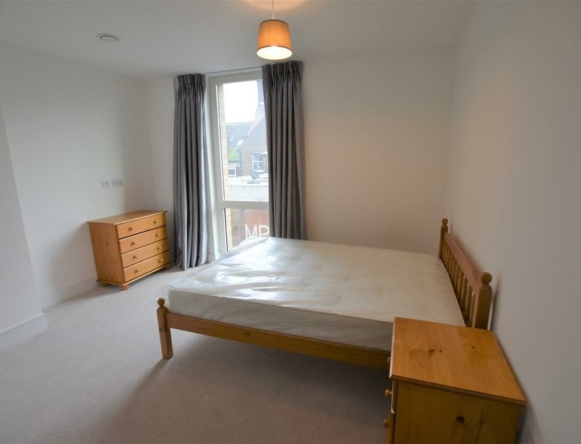 Flat Garnet Place in Greater London