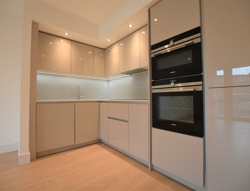 Flat Garnet Place in Greater London