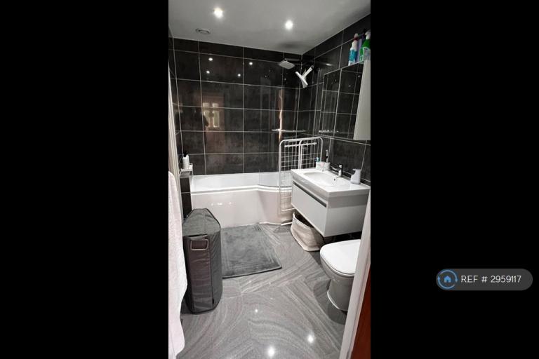 House Woodcote Close in Hertsmere