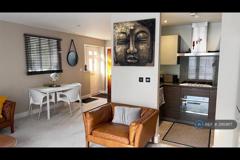 House Woodcote Close in Hertsmere