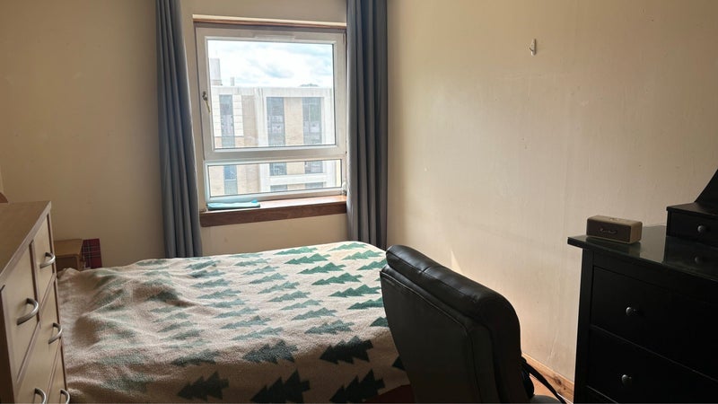 Flat Taylor Place in Glasgow