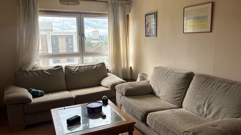 Flat Taylor Place in Glasgow