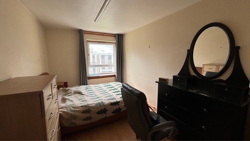 Flat Taylor Place in Glasgow