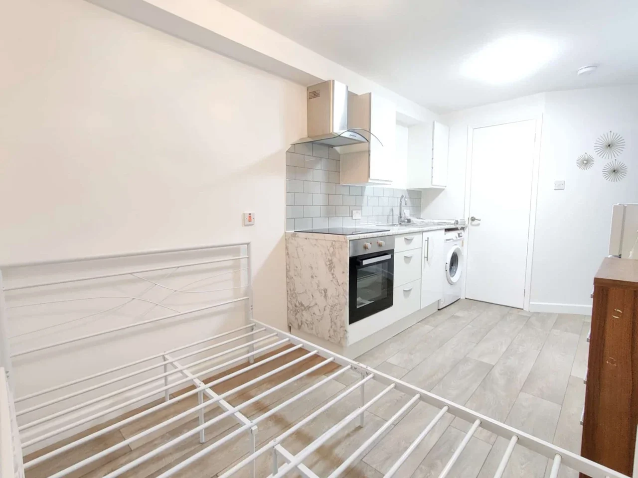 Flat Caernarvon Close in Greater London